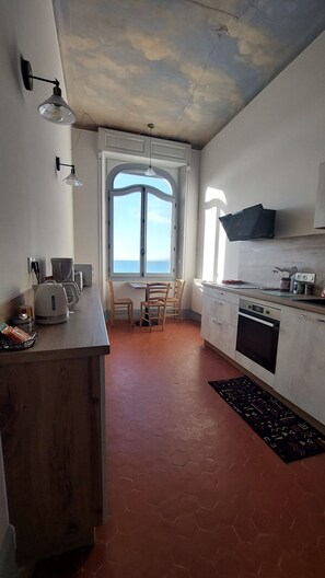 Fridge, microwave, oven, stovetop - Large renovated apartment facing the beach in villa Roquerousse (Saint-Raphaël)