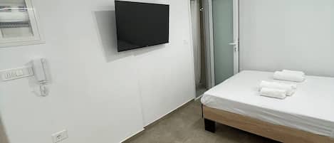 Tabla de planchar con plancha, wifi, ropa de cama