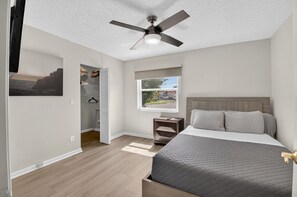 3 Schlafzimmer, Schreibtisch, Bügeleisen/Bügelbrett, Reisekinderbett