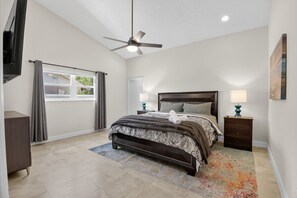 4 makuuhuonetta, työpöytä, silitysrauta/-lauta, vauvan matkasänky