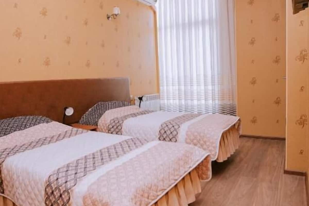 Twin Room, Patio, Courtyard View | Iron/ironing board, free WiFi