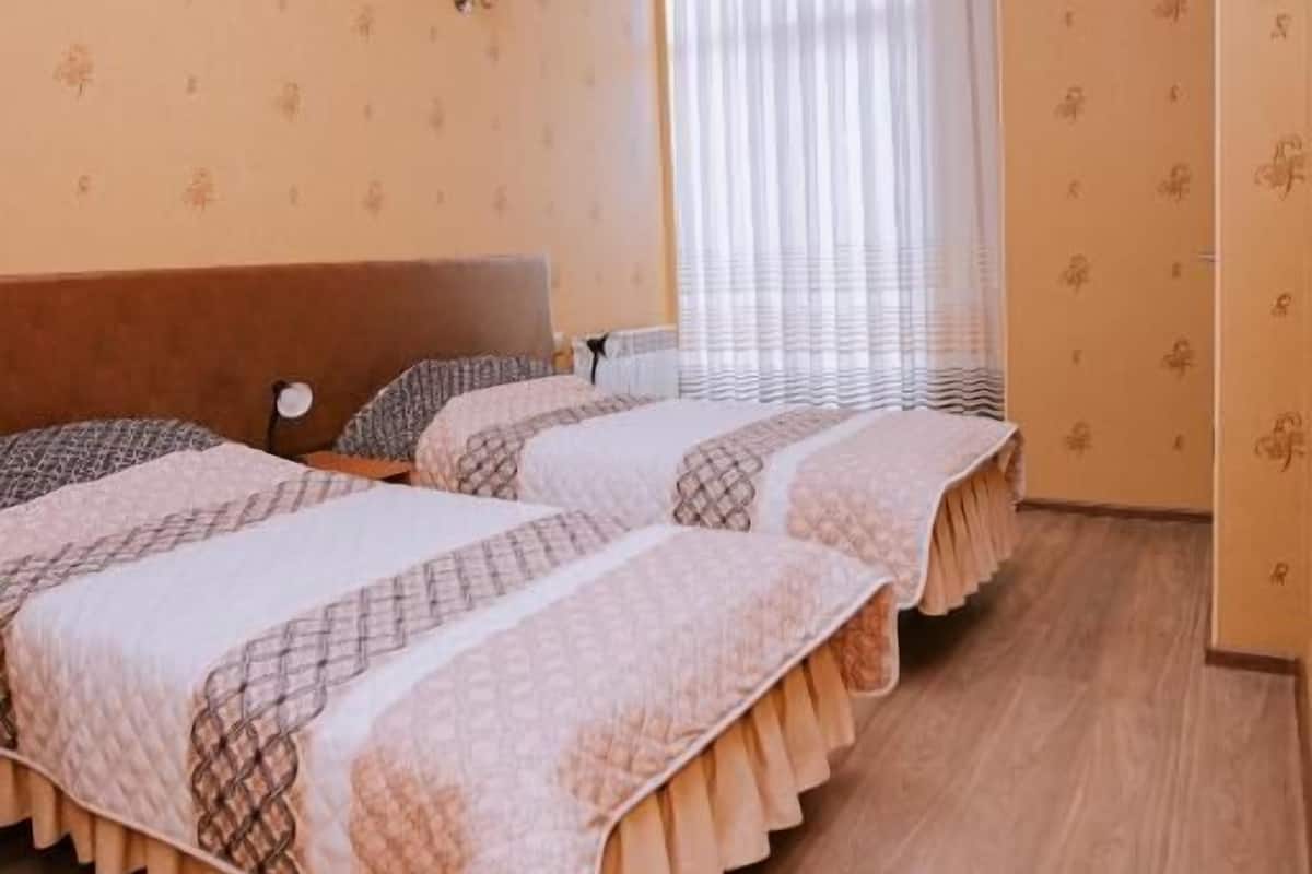 Twin Room, Patio, Courtyard View | Seterika/papan seterika, Wi-fi percuma