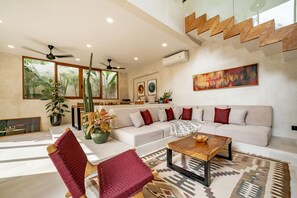 Deluxe Villa, Pool View | Living area