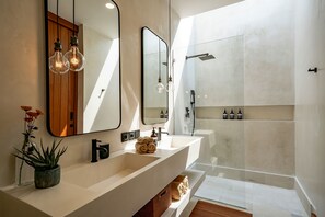Deluxe Villa, Pool View | Bathroom | Free toiletries, hair dryer, bidet, towels