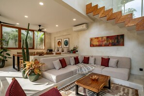 Deluxe Villa, Pool View | Living area