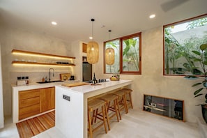 Villa Deluxe, vue piscine | Cuisine privée | Réfrigérateur, micro-ondes, plaque de cuisson, cafetière/bouilloire