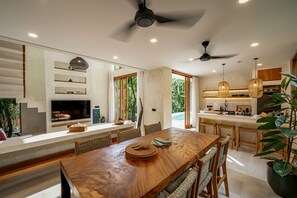 Deluxe Villa, Pool View | Dining room - Villa Zosia Bingin (Pecatu)