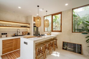 Vil·la Deluxe, vistes a la piscina | Cuina privada | Frigorífic, microones, placa de cuina i cafetera i tetera 