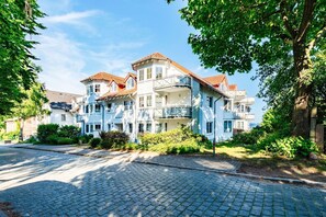 Unclassified image, 4 of 33, button