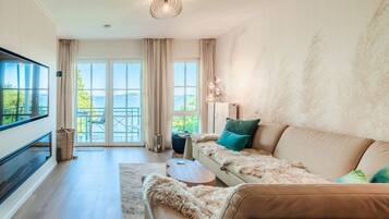 Una televisión, un reproductor estéreo