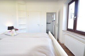 3 bedrooms, desk, WiFi