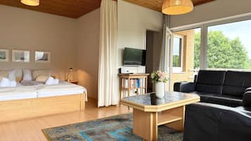 2 bedrooms, iron/ironing board, WiFi