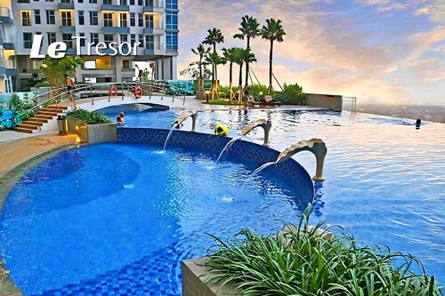 Le Tresor Benson Apartment at Surabaya Pakuwon Mall Free Wifi WaterHeater Balcon