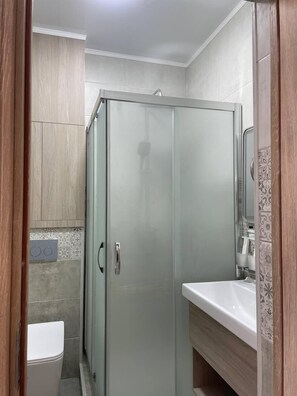 Chuveiro, secador de cabelo, toalhas de banho, sabonete
