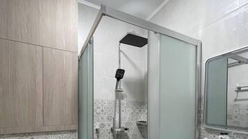 Douche, sèche-cheveux, serviettes fournies, savon