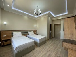 标准双人房或双床房, 城市景观 | 笔记本电脑工作区、免费 WiFi