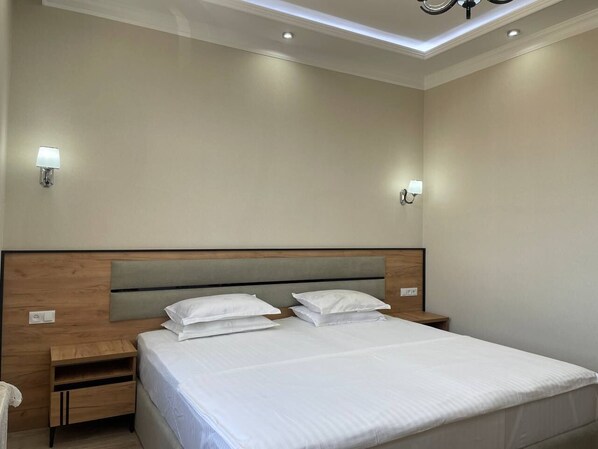 Chambre Standard Double ou avec lits jumeaux, vue ville | Espace de travail pour ordinateur portable, Wi-Fi gratuit