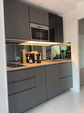 Micro-ondes, four, plaque de cuisson, lave-vaisselle