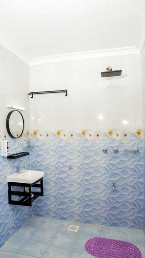 Family Apartment, City View | Bathroom | Shower, slippers, towels, soap