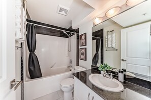 Regadera, secadora de cabello, toallas, jabón 