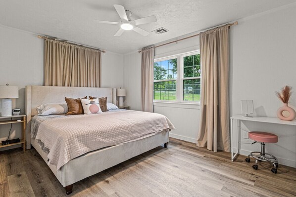 3 soverom, skrivebord, strykejern/-brett og wi-fi (inkludert)