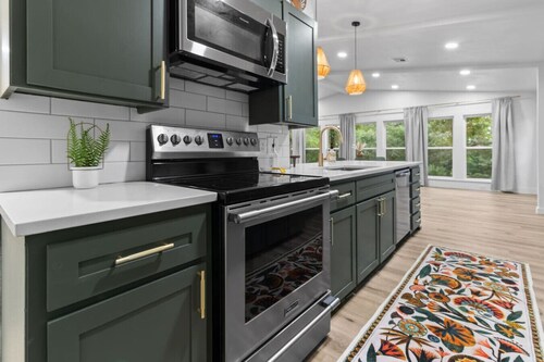 Casa Verde, Updated Home with 3 Beds, 1.5 Baths, Sleeps 6