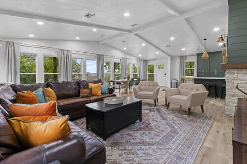 Casa Verde, Updated Home with 3 Beds, 1.5 Baths, Sleeps 6