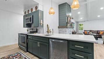 Frigorífico, microondas, horno y placa de cocina