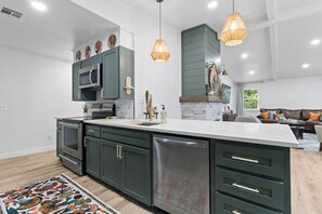 Kjøleskap, mikrobølgeovn, ovn og kokeplater