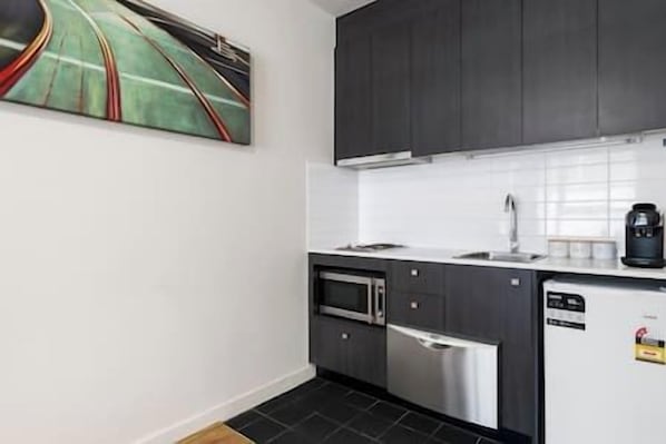 Réfrigérateur, micro-ondes, plaque de cuisson, lave-vaisselle