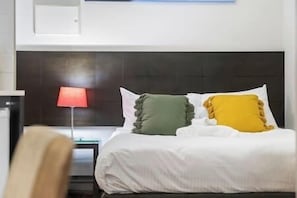 1 chambre, bureau, fer et planche à repasser, Wi-Fi gratuit
