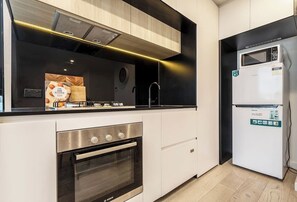 Réfrigérateur, micro-ondes, four, plaque de cuisson
