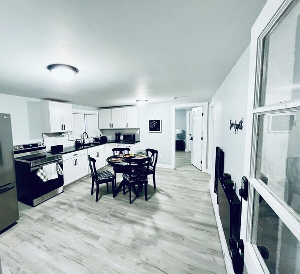 Microwave, oven, stovetop - Gorgeous 3-bedroom apartment in New Britain with WiFi, AC (New Britain)