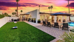 A backyard with a pool, outdoor furniture, and palm trees. - NEW|The Bungalow @ Old Town|Al-Fresco Living|Pool (Scottsdale)