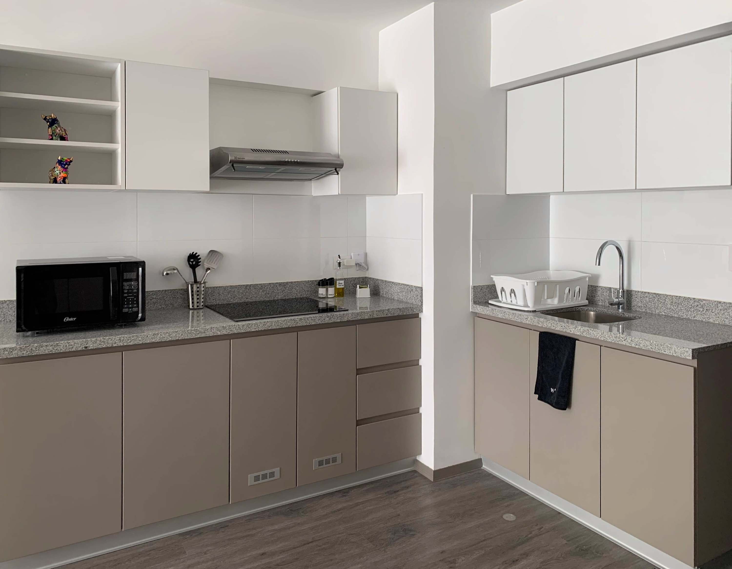 Geladeira, micro-ondas, cooktop, cafeteira/chaleira