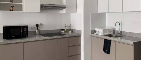 Geladeira, micro-ondas, cooktop, cafeteira/chaleira