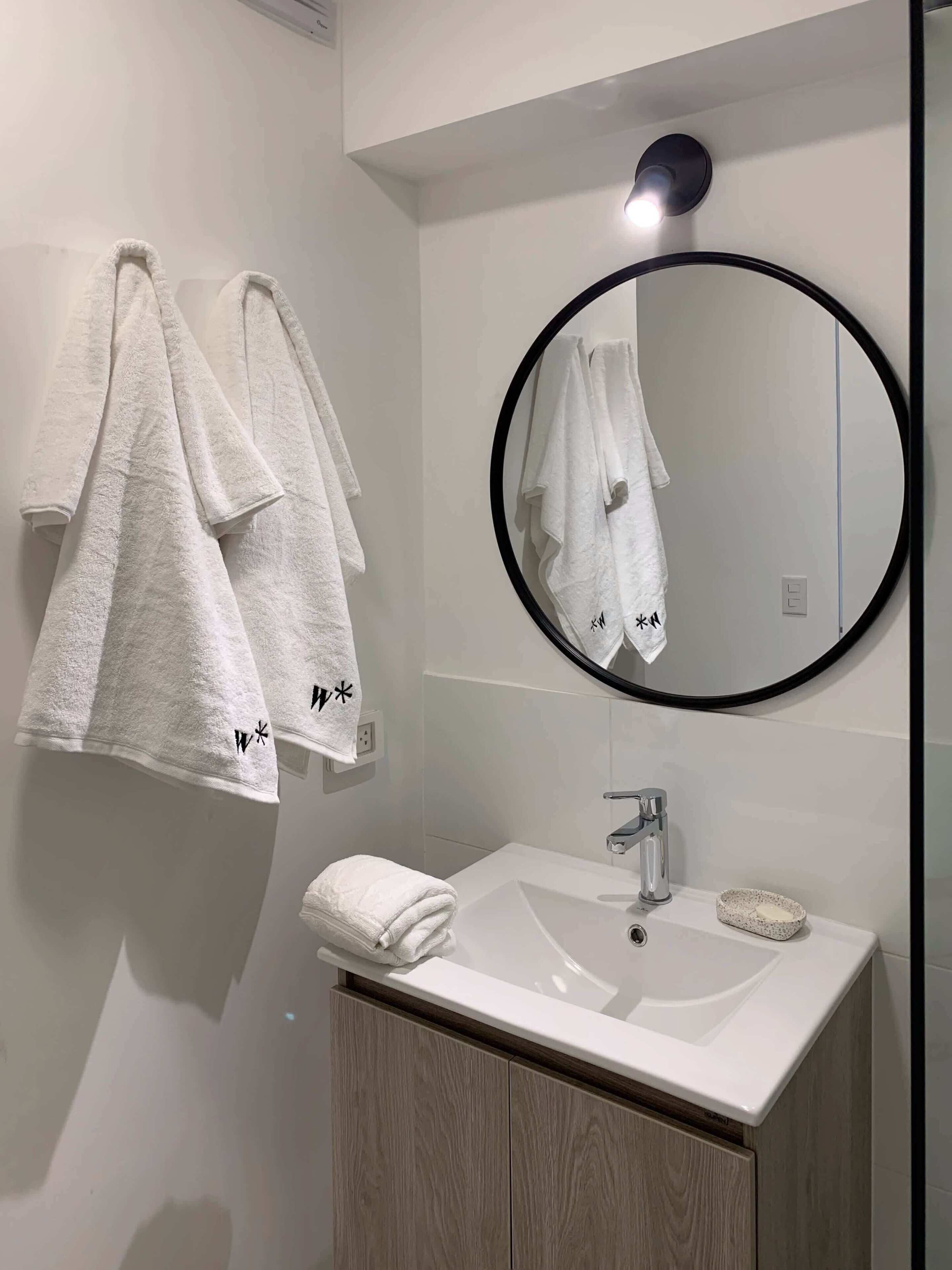 Suihku, hiustenkuivaaja, pyyhkeet