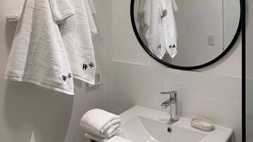 Suihku, hiustenkuivaaja, pyyhkeet