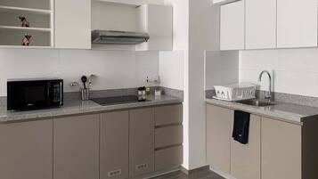 Coffee/tea maker, fridge, microwave, stovetop