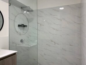 Een douche, een haardroger, handdoeken