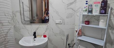 Dusj, hårføner, håndklær og såpe