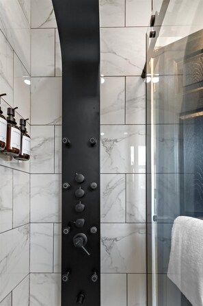 Dusche, Haartrockner, Handtücher, Shampoo