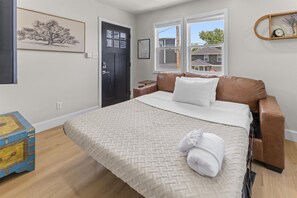 1 bedroom, iron/ironing board, WiFi, bed sheets - Modern Carriage House Indy (Indianapolis)