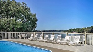 Une piscine dotée de chaises longues et offrant une vue sur le paysage.