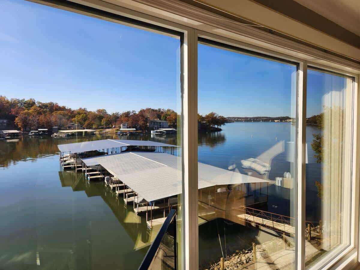 Une vue d’un lac avec un quai et un bâtiment doté d’un toit plat.