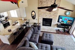 TV, fireplace, DVD player, stereo - WOW! Location!  Incredible Views! (Osage Beach)