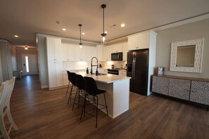 Refrigerador, microondas, horno, placa de cocina