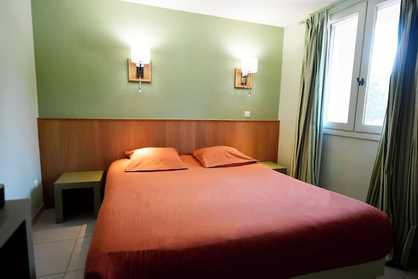 Economy Double Room, Park View | Soundproofing, iron/ironing board, free WiFi