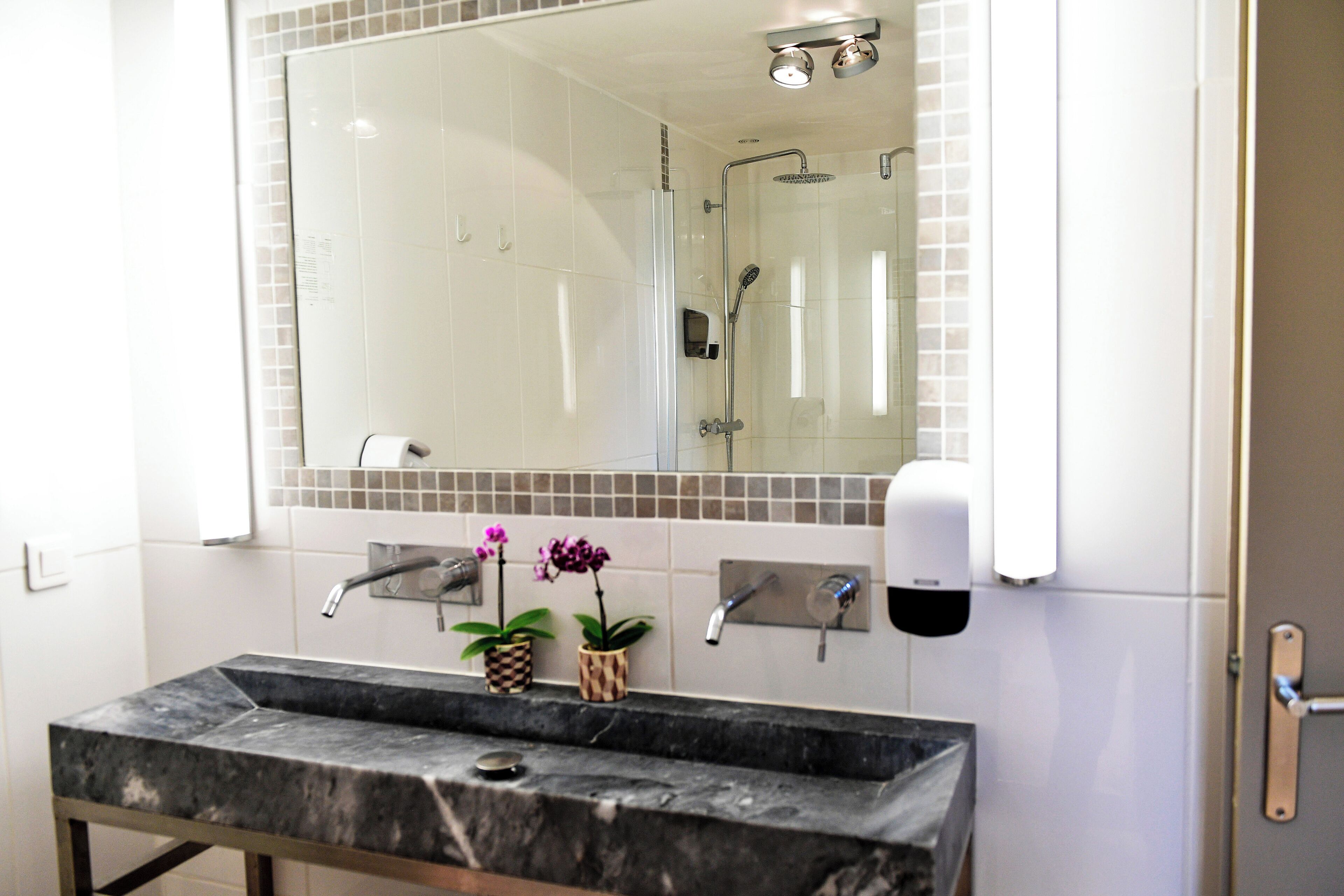 Junior Suite, Garden View | Bathroom | Free toiletries, hair dryer, soap, shampoo
