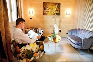Junior Suite, Garden View | Living area